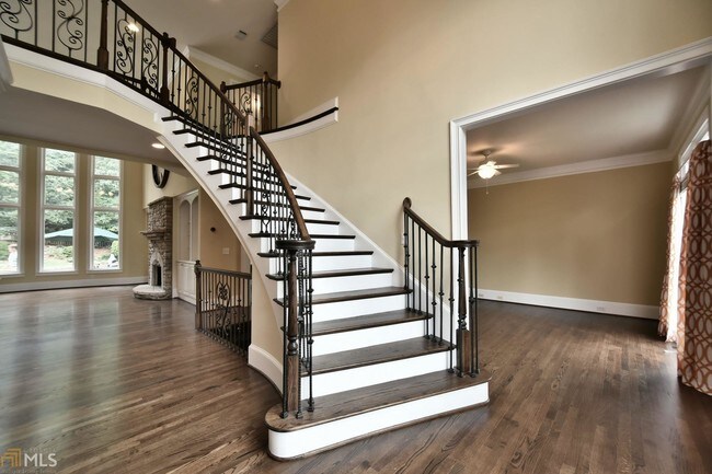 Building Photo - 615 Greenview Terrace