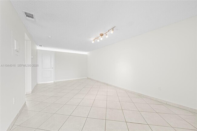 Foto del edificio - 1975 Normandy Dr