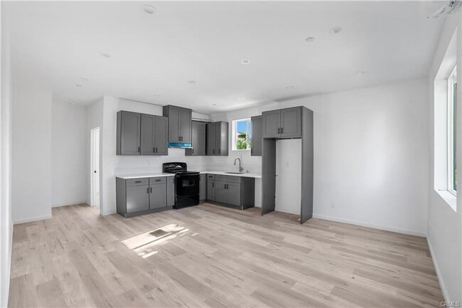 Foto del edificio - Brand new, never-lived-in ADU available for lease in the heart of Winnetka.