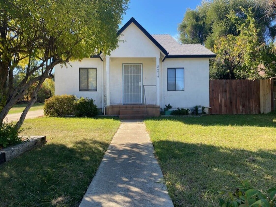 Primary Photo - Cute Cottage Style house!!