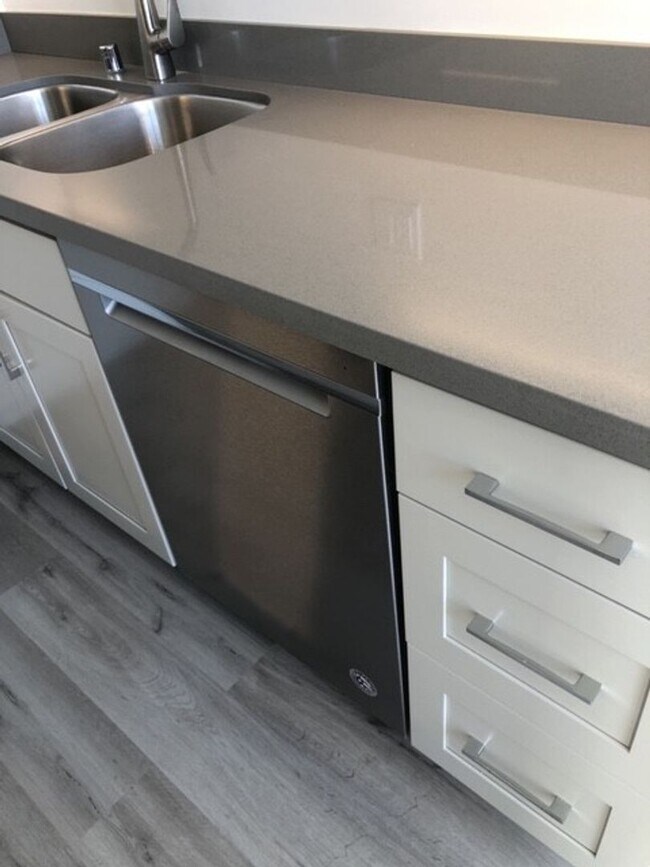 Foto del edificio - PRICE REDUCED! Newly renovated rent contro...