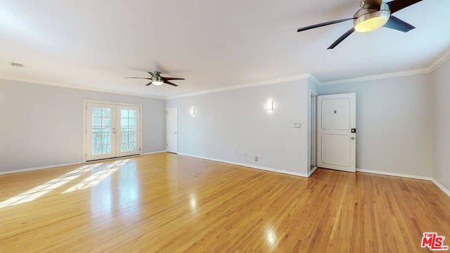 Building Photo - 432 S Doheny Dr