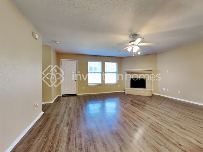 Building Photo - 706 Mission Ln