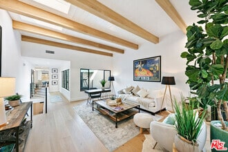 Building Photo - 6502 Dume Dr