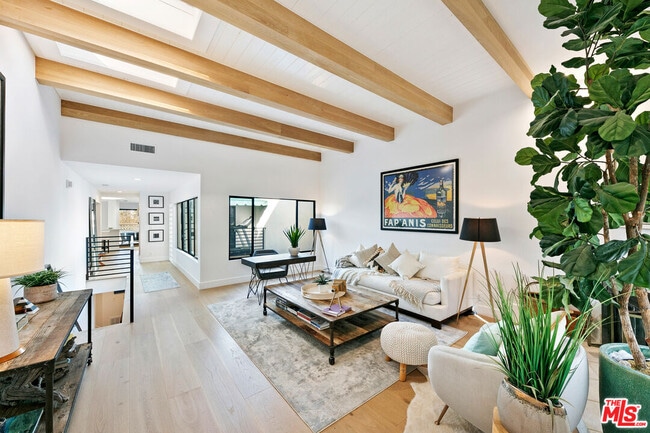 Building Photo - 6502 Dume Dr