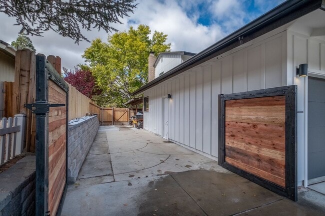 Building Photo - 3390 Thornhill Dr