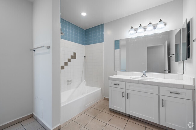 1 habitación, 1 baño - 900 pies cuadrados - Baño - Fox Hills Apartments