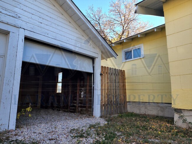 Foto del edificio - Charming 3-Bedroom Home with Hardwood Floo...