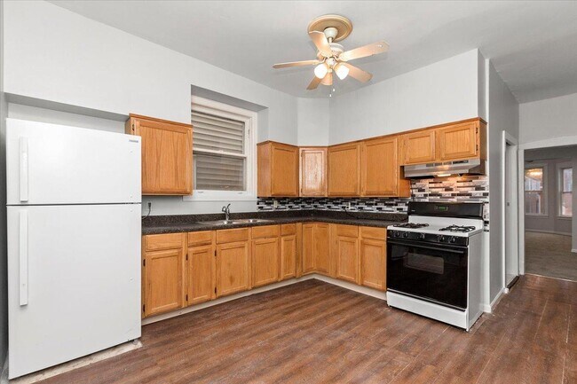 Building Photo - 3 bedroom in Chicago IL 60618