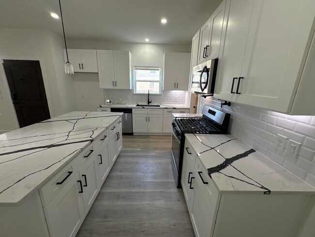 Building Photo - Room in Duplex on Wendelkin St