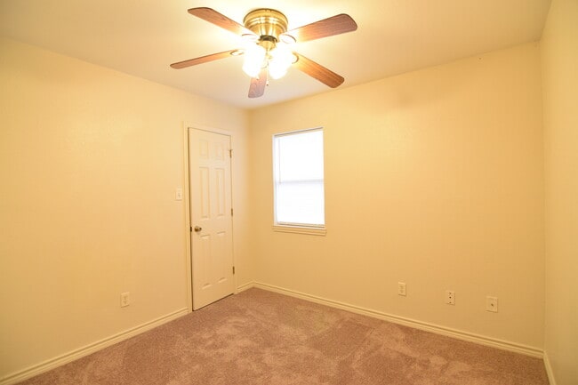 Building Photo - 1505 Oleta St
