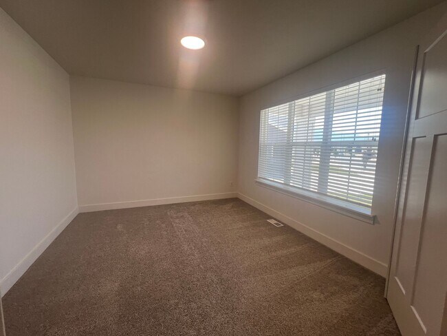 Building Photo - Beautiful Home Built in 2024, Upstairs