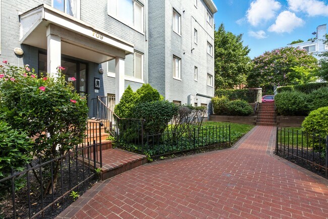 Building Photo - 709 Brandywine St SE