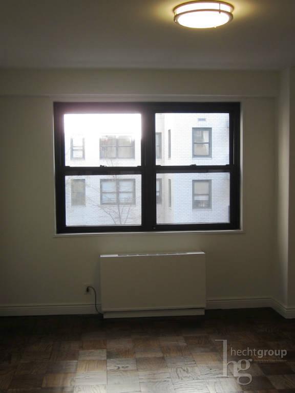 Building Photo - 400 E 89th St