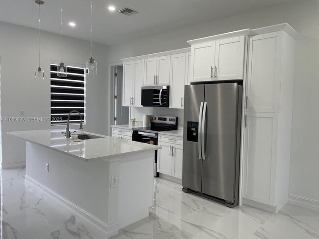 Building Photo - 425 Majors Ave S