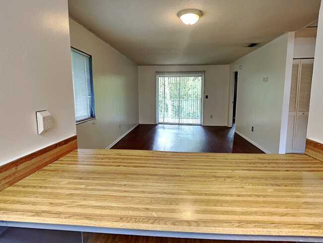 Foto del edificio - 2549 S Oak Ave