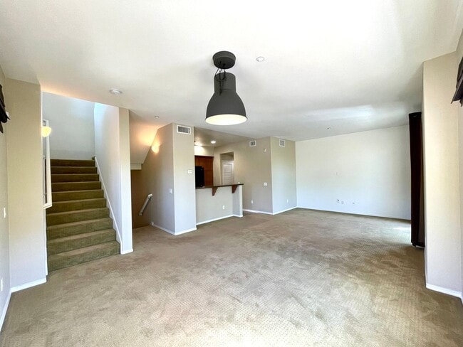 Foto del edificio - Spacious 2B/3BA + Den Townhouse in City He...