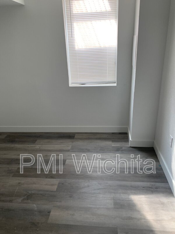 Building Photo - 212 N Ash St