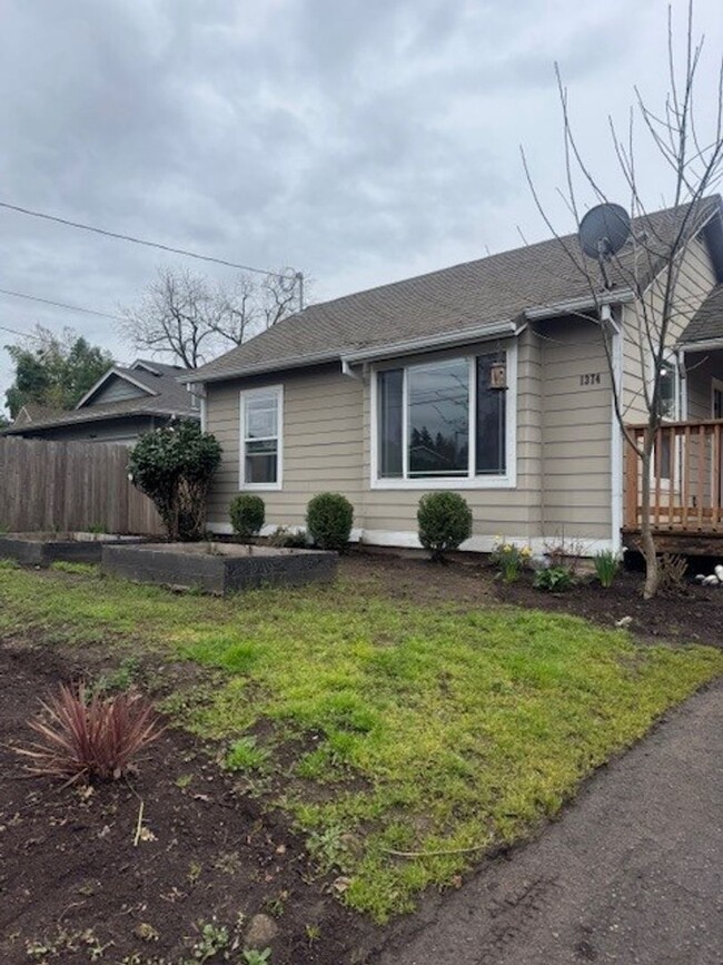 Building Photo - West Salem House - Fenced Yard - W/D Hookups