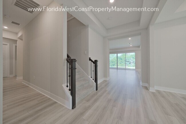 Foto del edificio - INCREDIBLE 5 BEDROOM/4.5 BATH/3 CAR GARAGE...