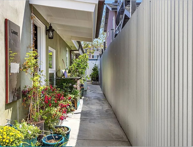 Building Photo - Vintage Beach Bungalow