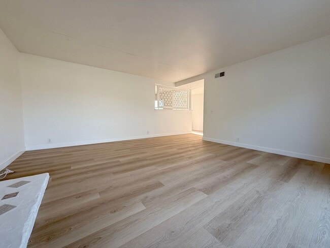 Building Photo - 4 Bed +2 Bath + 2 Car Garage - South HB