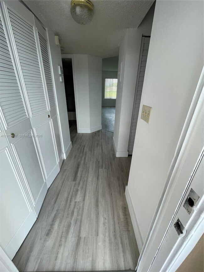 Foto del edificio - 918 Twin Lakes Dr