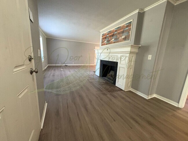 Foto del edificio - BRAND NEW FLOORING THROUGHOUT!!!