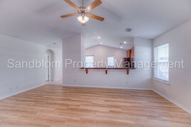Foto del edificio - FOR LEASE | Jenks | Available Now!