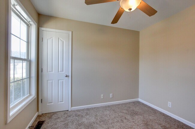 Foto del edificio - Cozy 3 bd 2 bath in the heart of Clarksville.  Fresh paint and Flooring!