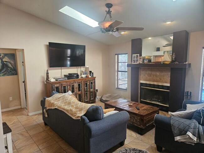 Foto del edificio - Prime Location! 4BR Home with Pool, Office...