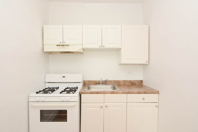 Building Photo - 2704 N Sawyer Ave