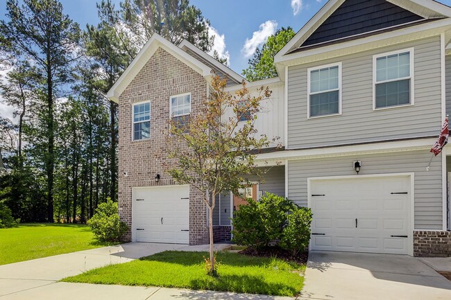 Building Photo - Amenities packed townhouse!