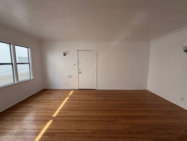 Foto del edificio - 820 N Edinburgh Ave