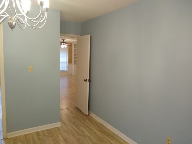 Building Photo - Beautiful 3 Bedroom 2 Bath Home