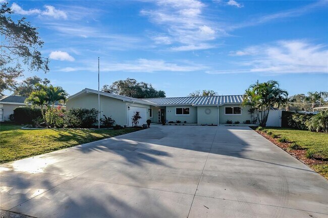 Building Photo - 809 Jacaranda Dr