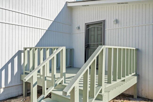Building Photo - 1583 Kendale Ave
