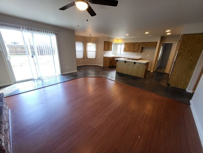 Building Photo - 323 Stillwater Dr