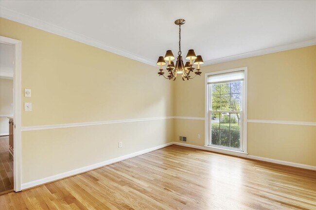 Building Photo - Beautiful 4 BR 3 BA home in quiet neighbor...