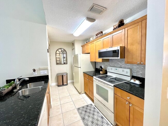 Building Photo - 1071 Goldenrod Rd