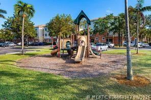 Foto del edificio - 9825 Baywinds Blvd