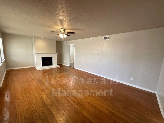 Foto del edificio - 3004 Edgewood Dr