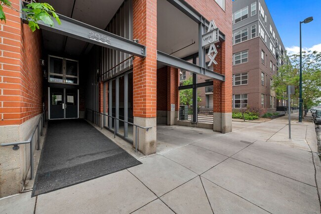 Foto del edificio - Gorgeous One Bedroom Luxury Condo in Ballp...
