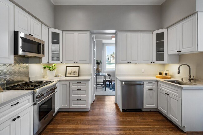Building Photo - Beautiful, LARGE, Updated 3-BD FLAT in Dol...