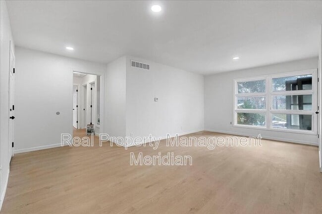 Building Photo - 2424 Cloverdale St