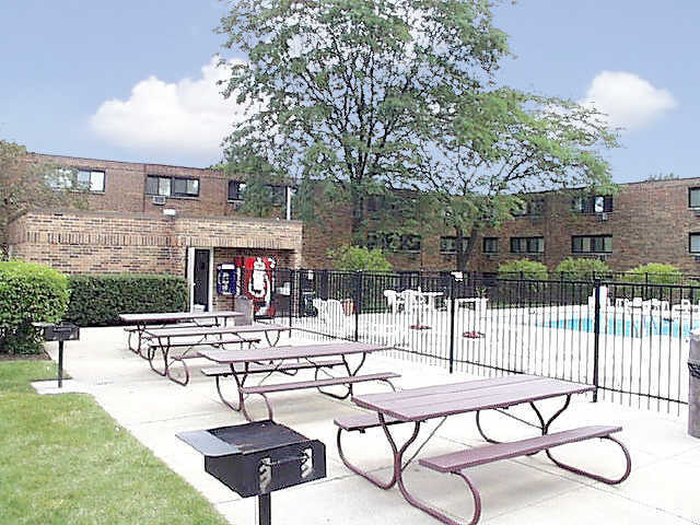 Kings Court Apartments 2801 2813 Grandville Ct Waukegan IL 60085 Kings Court Apartments 2801 2813 Grandville Ct Waukegan IL 60085