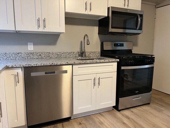 Foto del edificio - Charming 2-Bedroom Townhome with Modern Up...