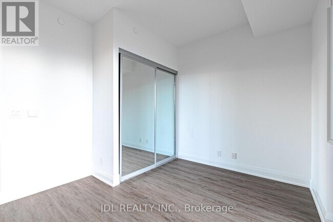 Photo du bâtiment - 65 Broadway Ave