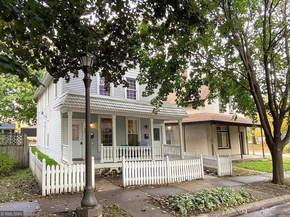 front - 1035 Victoria St N