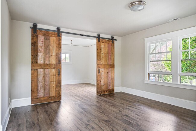 Building Photo - Charming, renovated 3-bdrm/2-bath 1920s ho...